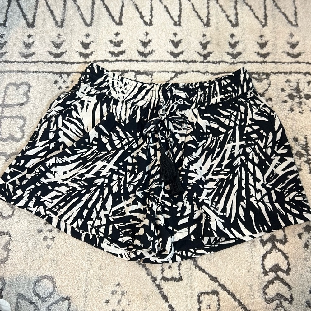 Aerie Black and White Patterned Women Shorts